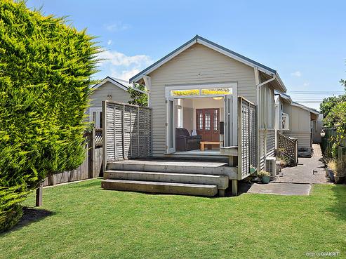 20 Apu Crescent, Lyall Bay