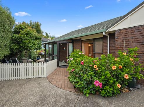 2/2 Law Street, Torbay