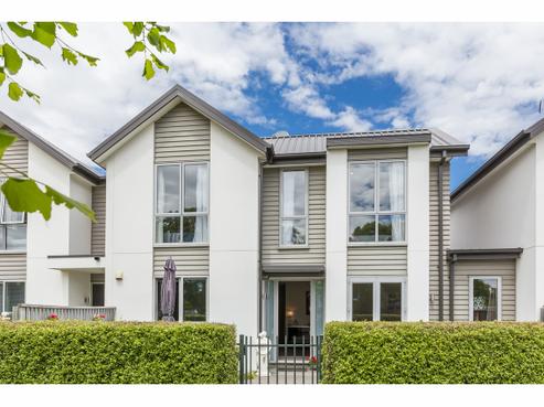 8 Yew Tree Lane, Middleton