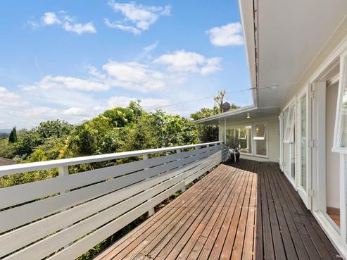 16 Derwent Crescent, Titirangi