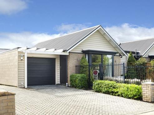16A Saracen Avenue, Northwood