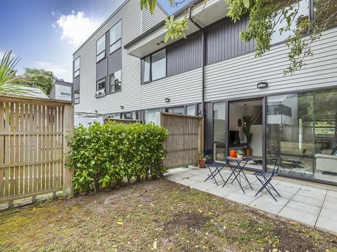 1/8 Thatcher Crescent, Crofton Downs