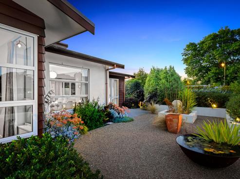 2 John Campbell Crescent, Middleton