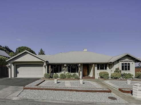 4 Hillplough Heights, Richmond