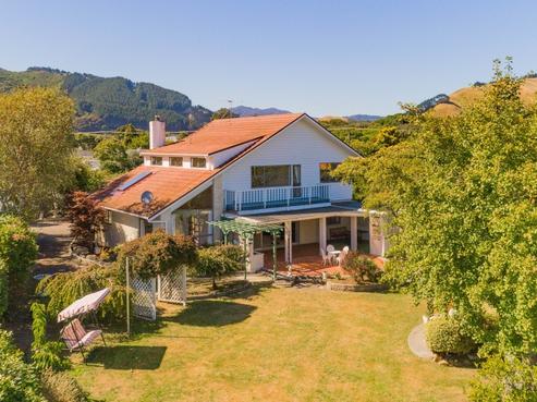 10 Rewarewa Crescent, Waikanae