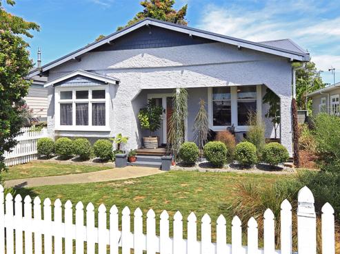 413 French Street, Akina