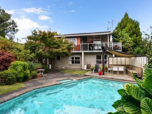 1004 River Road, Queenwood