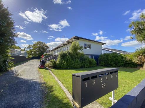 221 Queens Drive, Windsor
