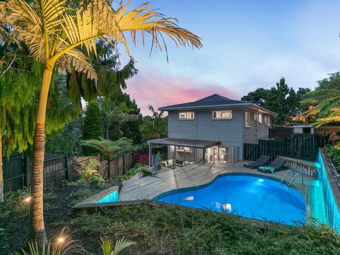 15 Longfellow Parade, Titirangi