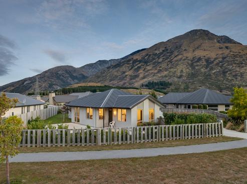 16 Oxfordshire Avenue, Lower Shotover