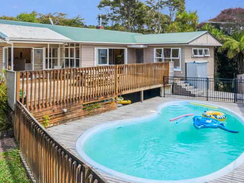 64 Woodfern Crescent, Titirangi