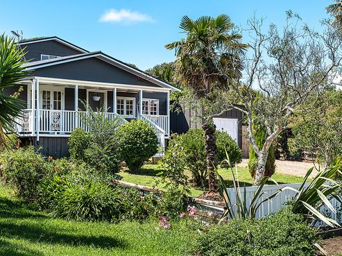 25 Alison Road, Surfdale
