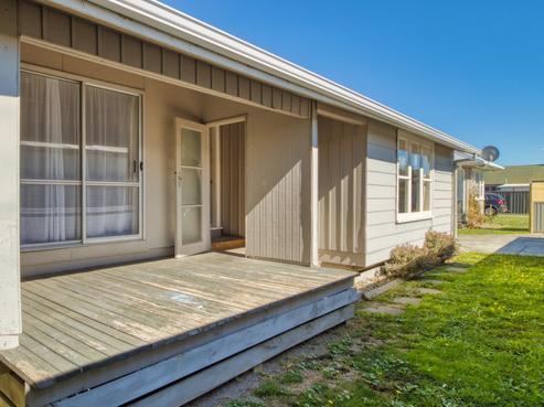 702D Park Road South, Akina