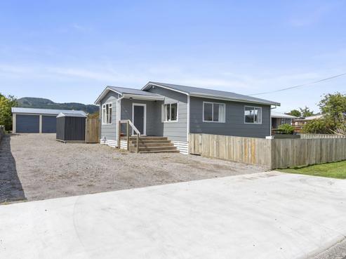 8 Charles Road, Hannahs Bay