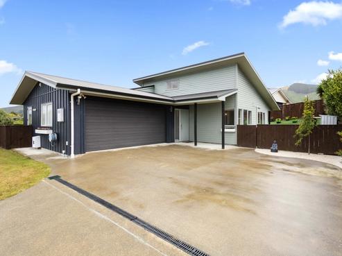 4 Ronald Scott Grove, Riverstone Terraces