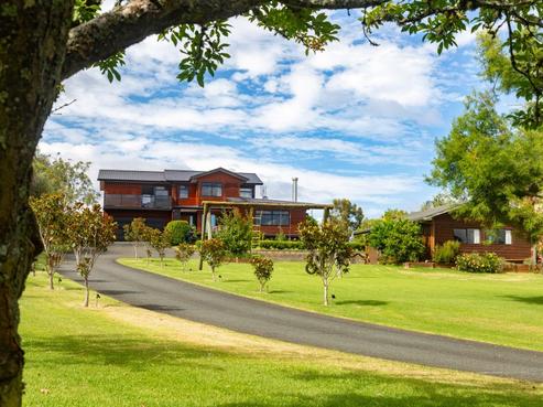 143 Whangaparaoa Road, Red Beach