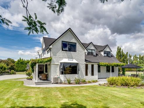 1004 Riverslea Road South, Longlands