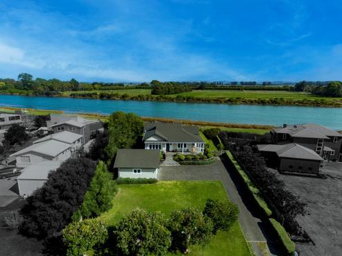 13 Old Ferry Road, Clive