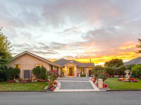32 Applefield Court, Northwood