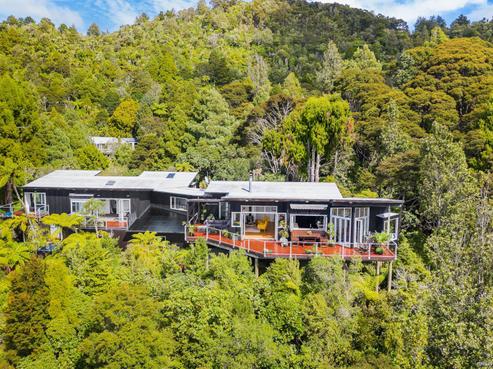 414 Scenic Drive, Waiatarua