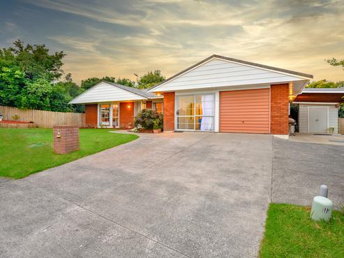 30 Pinewood Grove, Botany Downs