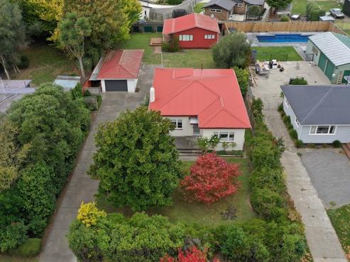 111 Main Road, Clive