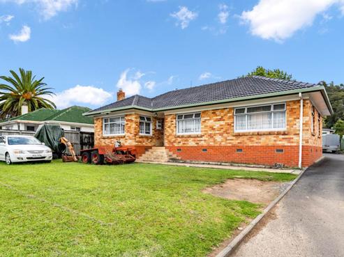 330 Western Hills Drive, Avenues