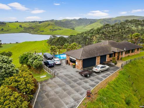 92 Douglas Road, Pollok
