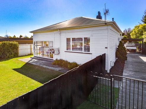 806 Dufferin Street, Akina