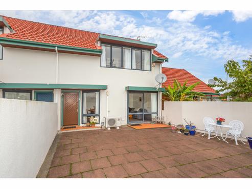 24 Mcbain Grove, Avalon