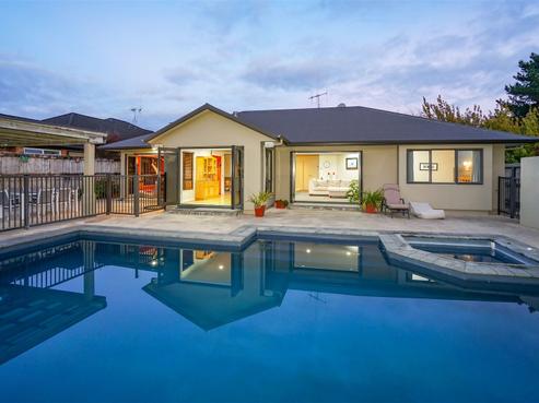 6 Cotswold Lane, Huntington