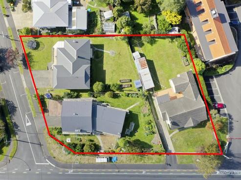 700 River Road, Chartwell