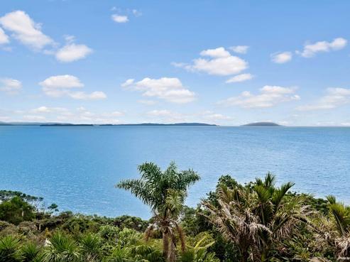 102 Pacific Parade, Army Bay