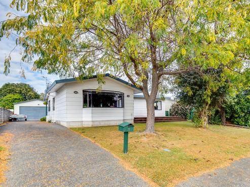 8 Deakin Place, Clive