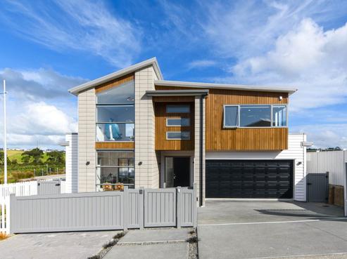 8 Luff Place, Long Bay