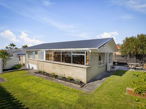 2/4 Ian Place, Glendene