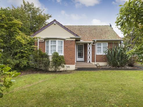 16 Savage Crescent, West End