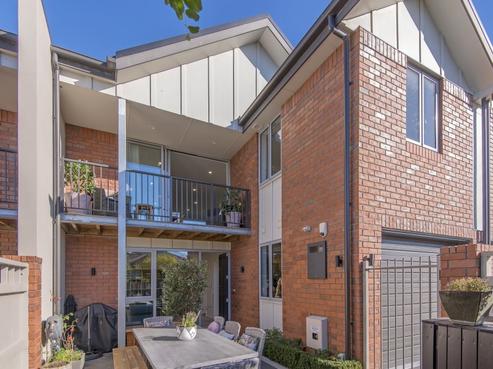 6A Henley Green, Northwood