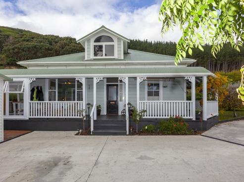 5 Poneke Drive, Waikanae