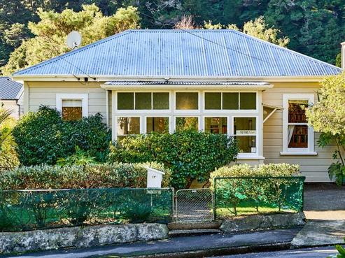 17 Moana Road, Days Bay