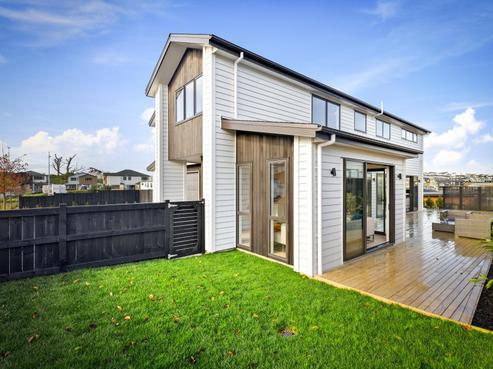 8 Fender Place, Long Bay