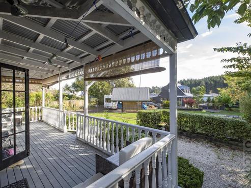 6 School Road, Riverhead