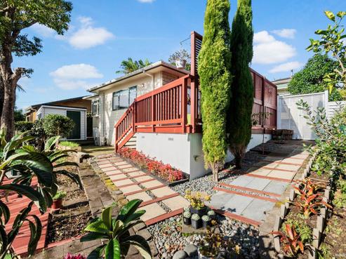 1 Poturi Streams Avenue, Titirangi