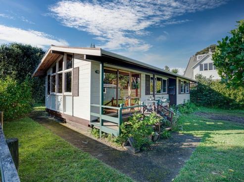 16 Toi Street, Otaki Beach