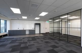 Stunning workspace on Queen