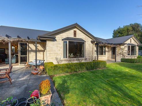 219 Southfield Drive, Lincoln