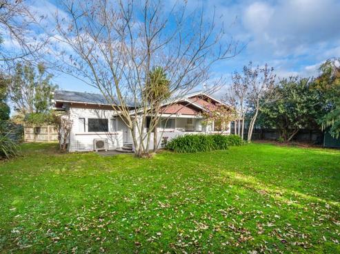 1028 Saint Aubyn Street West, Frimley