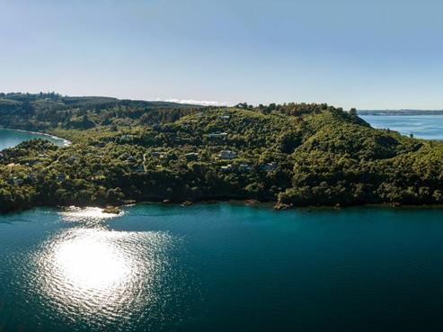 1 Whakamoenga Point, Acacia Bay
