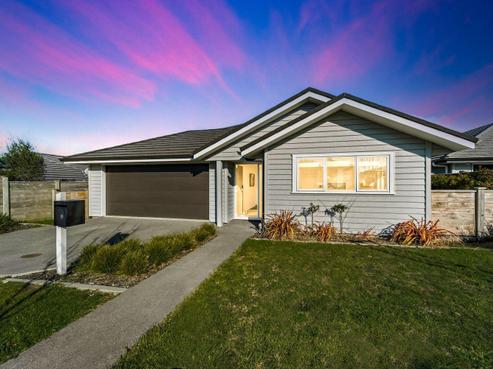 9 Walnut Road, Riverhead