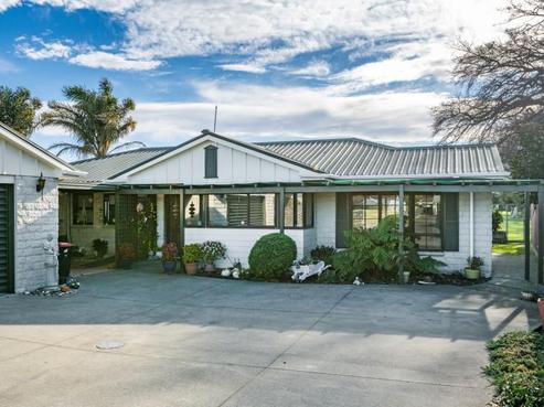 914 Willowpark Road North, Mayfair